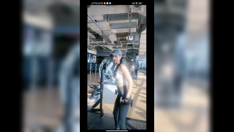 美女在健身房健身，很专业啊