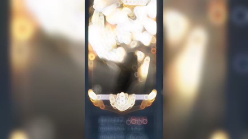 镜的影子走的太远会消失，我的意思是我们离得太远，可能真的会错过彼此。