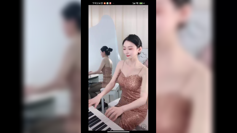 美女在家弹琴好优雅，穿的裙子很好看