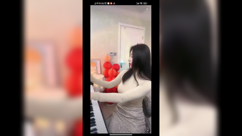 美女弹琴很好听，气质非凡，好优雅