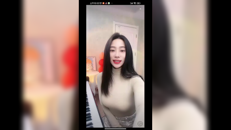 美女在家弹琴很好听，好漂亮啊