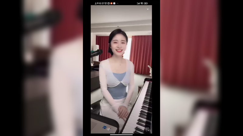 美女在家弹琴赚钱，笑起来好看啊