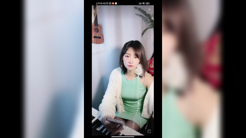 美女弹琴手到擒来非常自然，好看