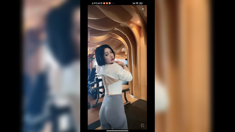 美女在健身房健身很好看的