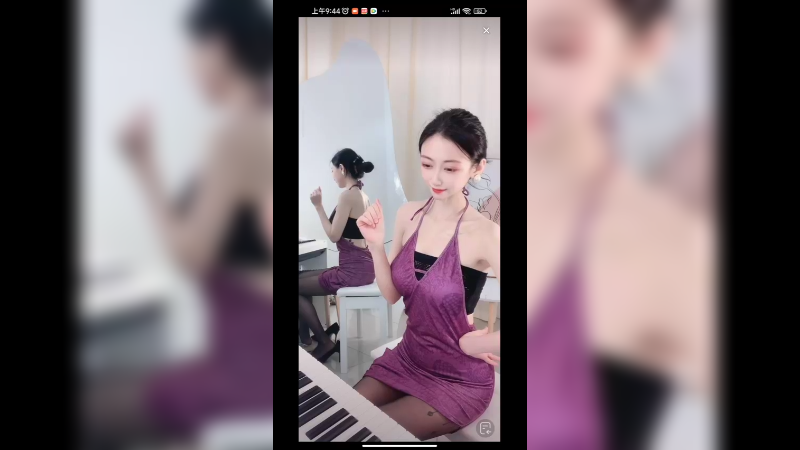 美女穿紫色衣服弹琴非常优雅啊