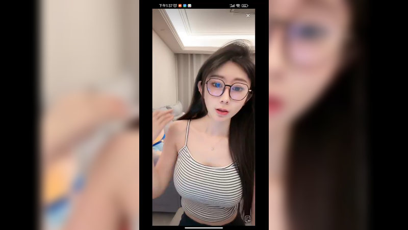 美女在家直播聊天，好好看啊