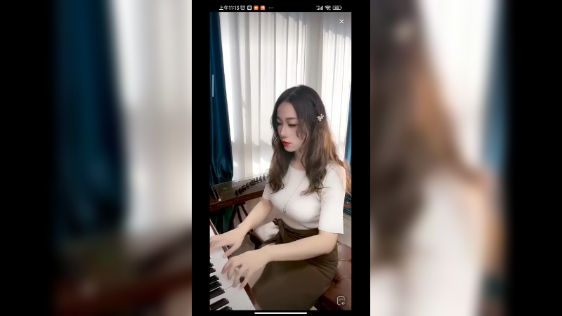 美女弹琴很好听，你听出来什么歌曲吗