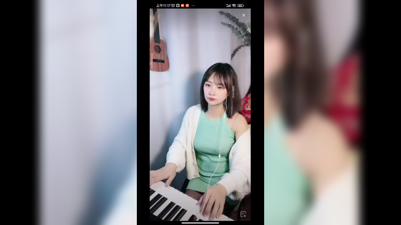 美女弹琴很好听，今天浅绿衣服好看