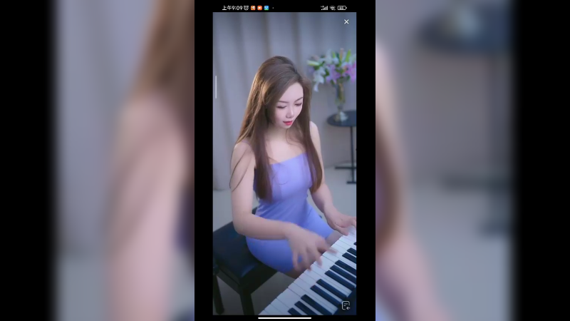 美女认真弹琴真好听，真是才女