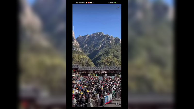 春节很多有空来黄山旅游，排队坐缆车，好多人