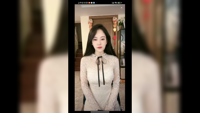 美女正襟危坐，很端庄啊