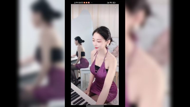 好漂亮的小姐姐，弹琴还那么的好听