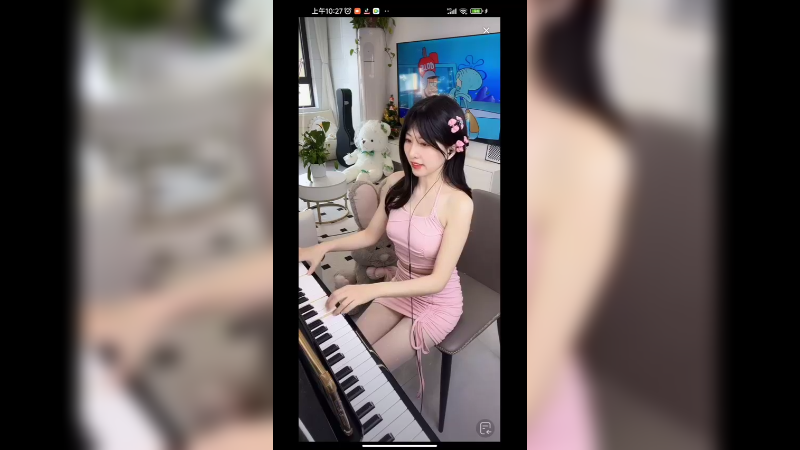 美女在家弹琴很好听，好清纯啊