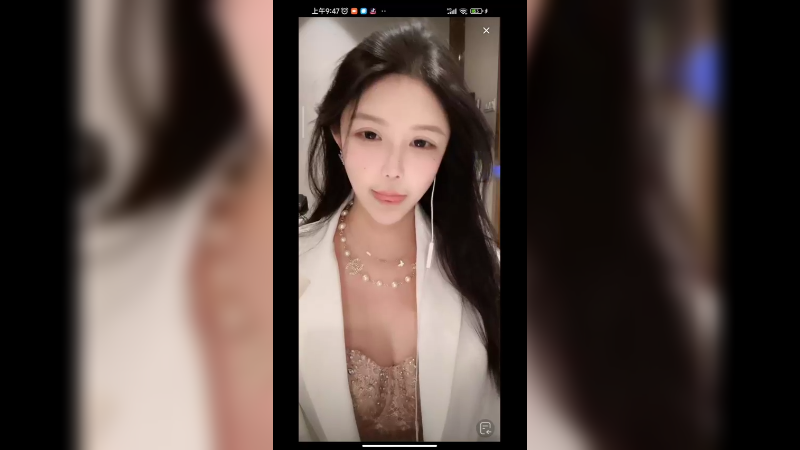 美女是耐看型的，挺可爱