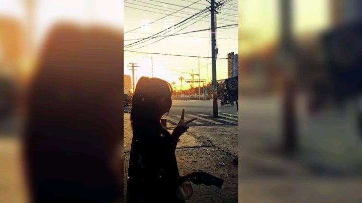黄昏的夜，一个人走