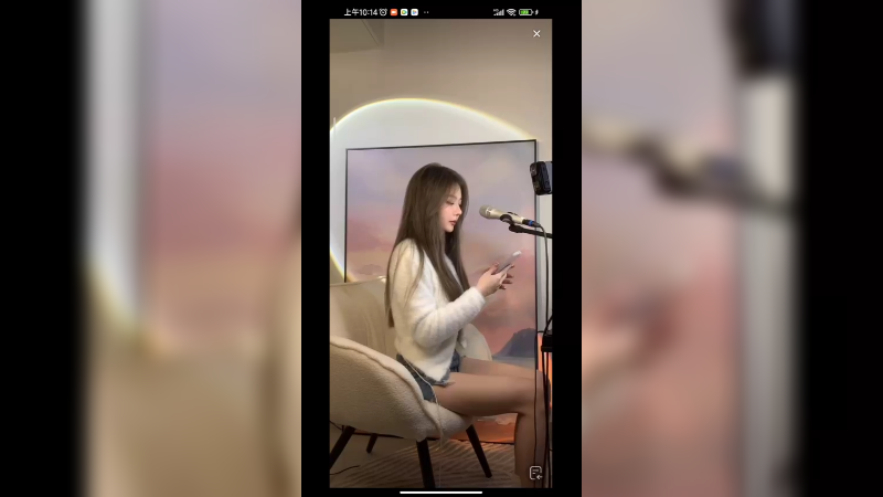 美女坐着聊天，非常的迷人，好看