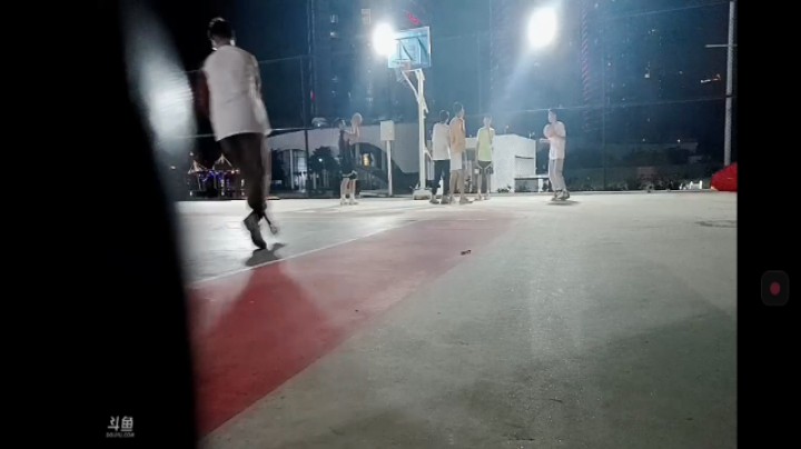 这俩人栅栏外喊啥