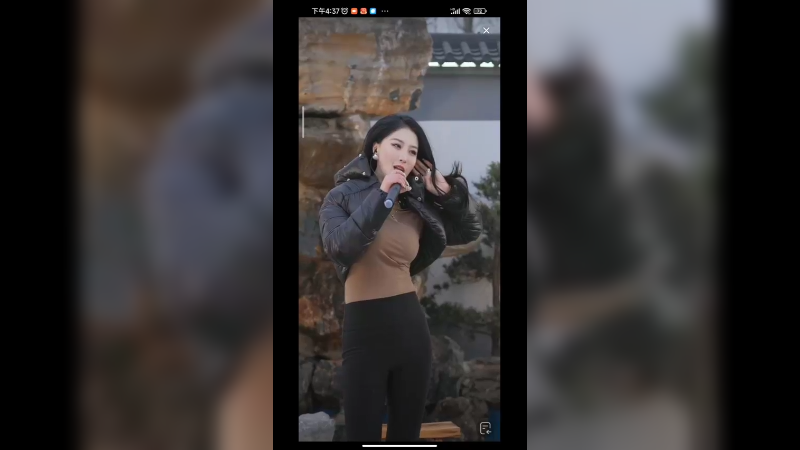 美女小姐姐在户外翻唱流行歌曲很好听