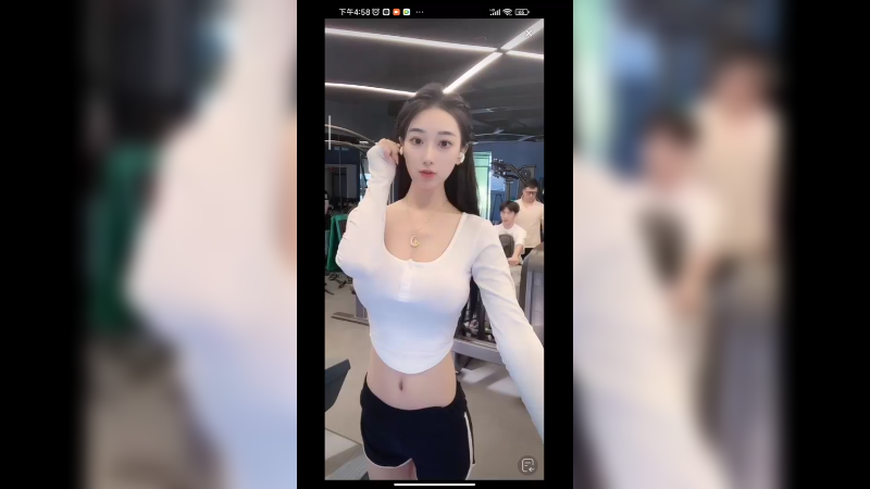 美女在健身房健身，好漂亮啊