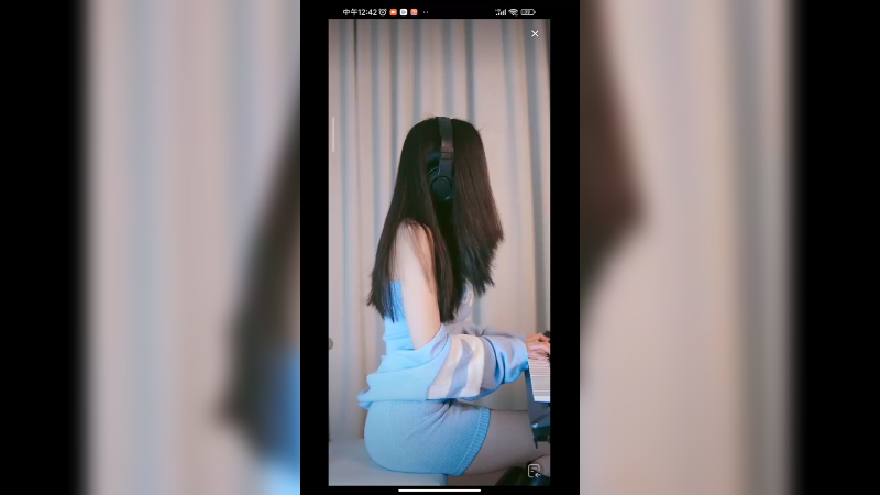 美女不露脸弹琴，气质还是拿捏到位了