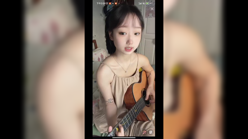 美女弹吉他真好听，好可爱啊