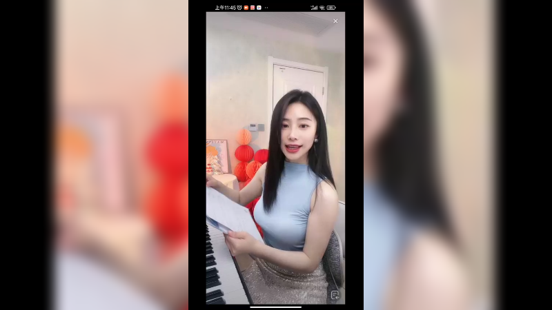 美女在家弹琴非常优雅，酒窝好看啊