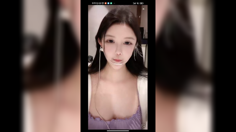 美女直播撒娇，吃东西好可爱