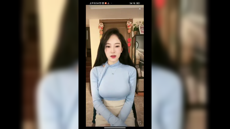 美女坐着聊天，笑起来好看