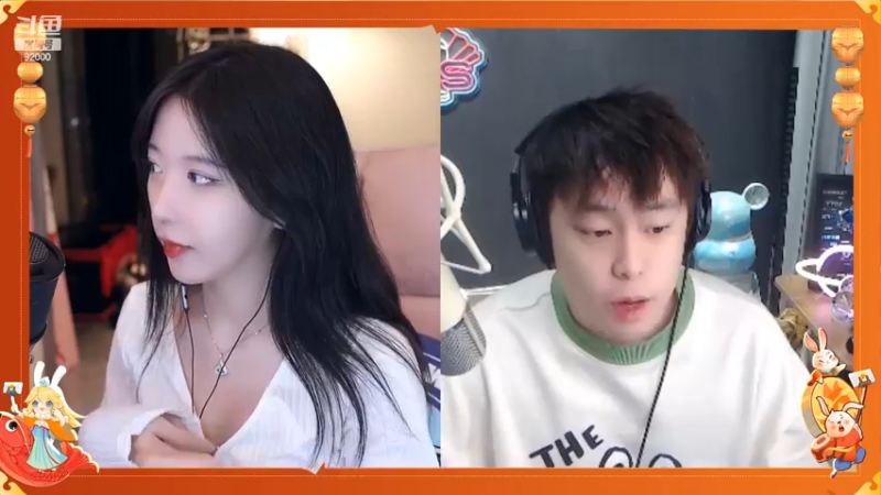 呆妹儿小霸王听美女表演唱歌，给了很高的分