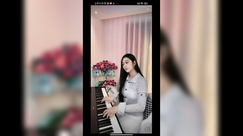 美女弹琴很优雅，好有气质啊