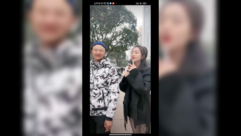 美女采访小伙子，小伙外表奇特，有个性啊