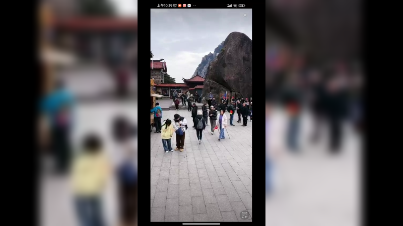 过完年今天还有很多人来黄山旅游看迎客松