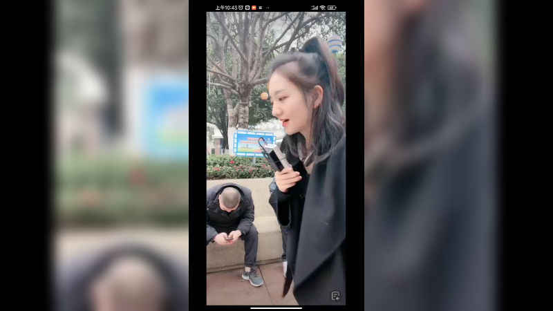 大家说美女和这个小伙很般配，没想到他结婚了