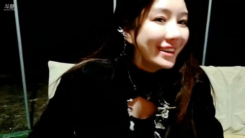 美女和粉丝朋友聚会，翻唱经典老歌好听啊