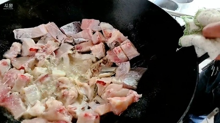 肖哥今天煎鱼做美食，看起来就好吃，美滋滋啊