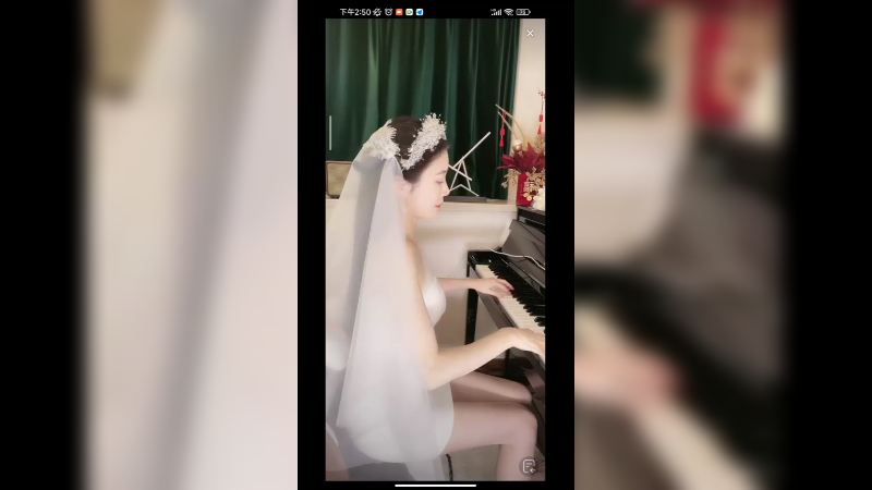 美女梳妆打扮弹琴表演很好看