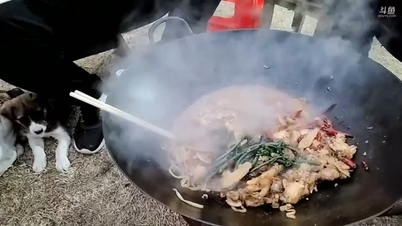 肖哥和兄弟们吃这火锅边吃边聊，很是快乐