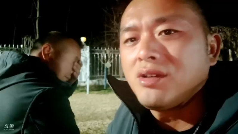 肖哥和大家聊天，大家感叹强哥以前少浪点，抱几十个金砖没问题