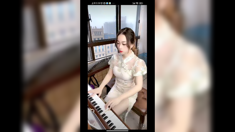 美女弹琴真好听，你听出什么歌了