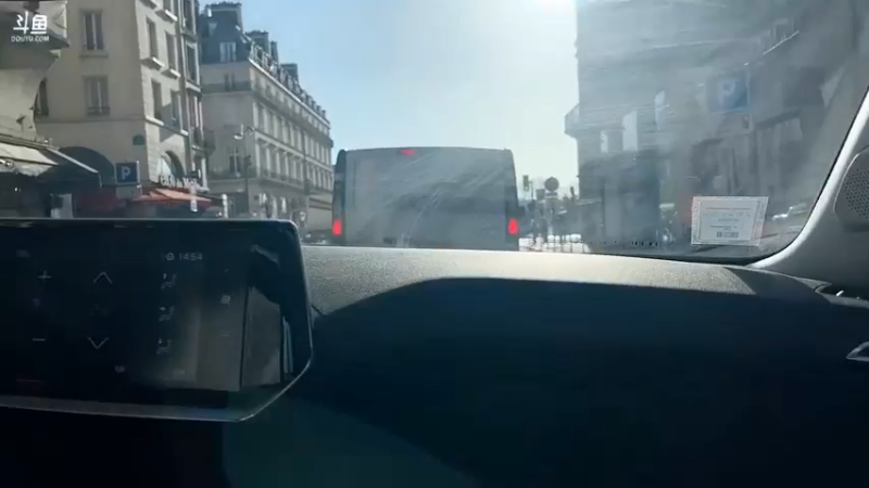 博哥不在，美女在巴黎直播，美滋滋