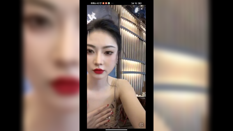 美女和闺蜜吃饭时候直播，很好看