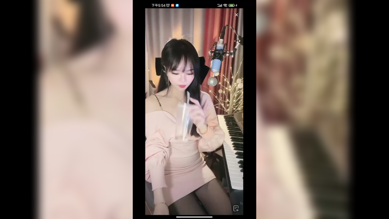 小姐姐人又好看，弹琴又好听，真是才女