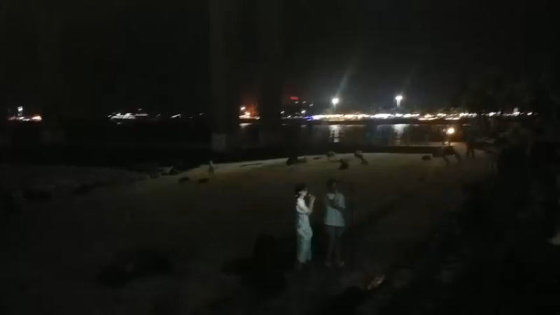 沙滩上的唱歌人