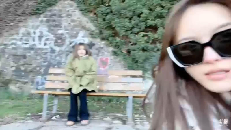 两个美女在卢森堡旅游还拍照，真快乐啊