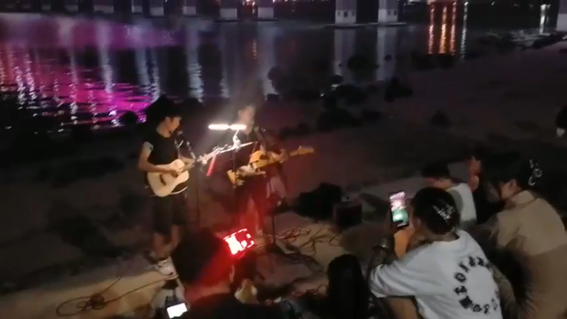 街边歌手