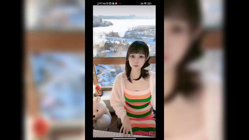 美女弹琴很好听，背景窗外很好看啊