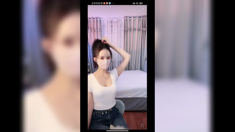 美女戴口罩直播，很好看啊