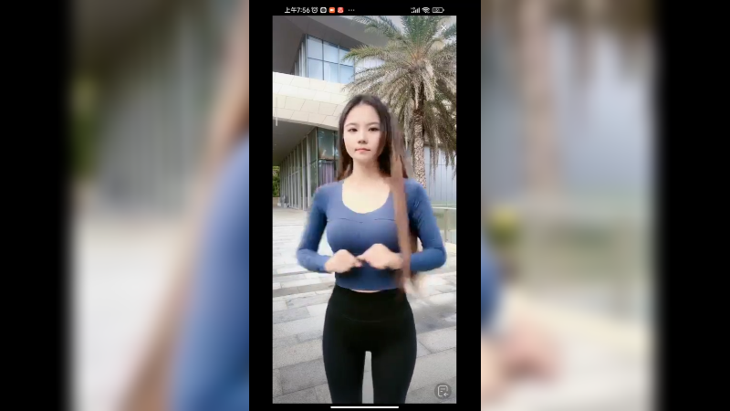 美女在户外健身，保持好身材啊