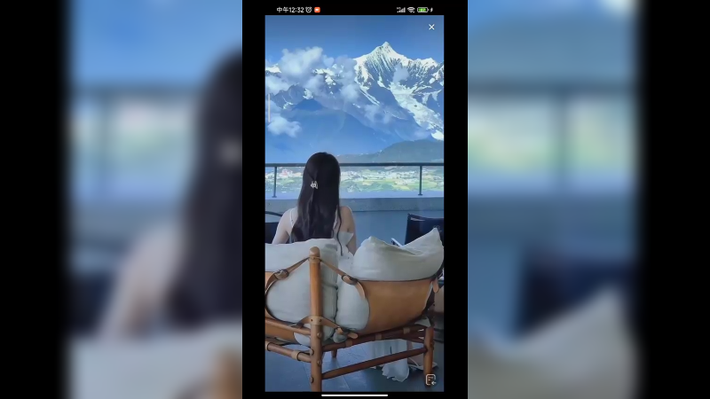 美女在云南梅里雪山看雪景山川