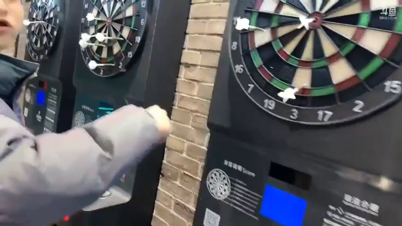 博哥和两个大学朋友在打保龄球，打的越来越好啊